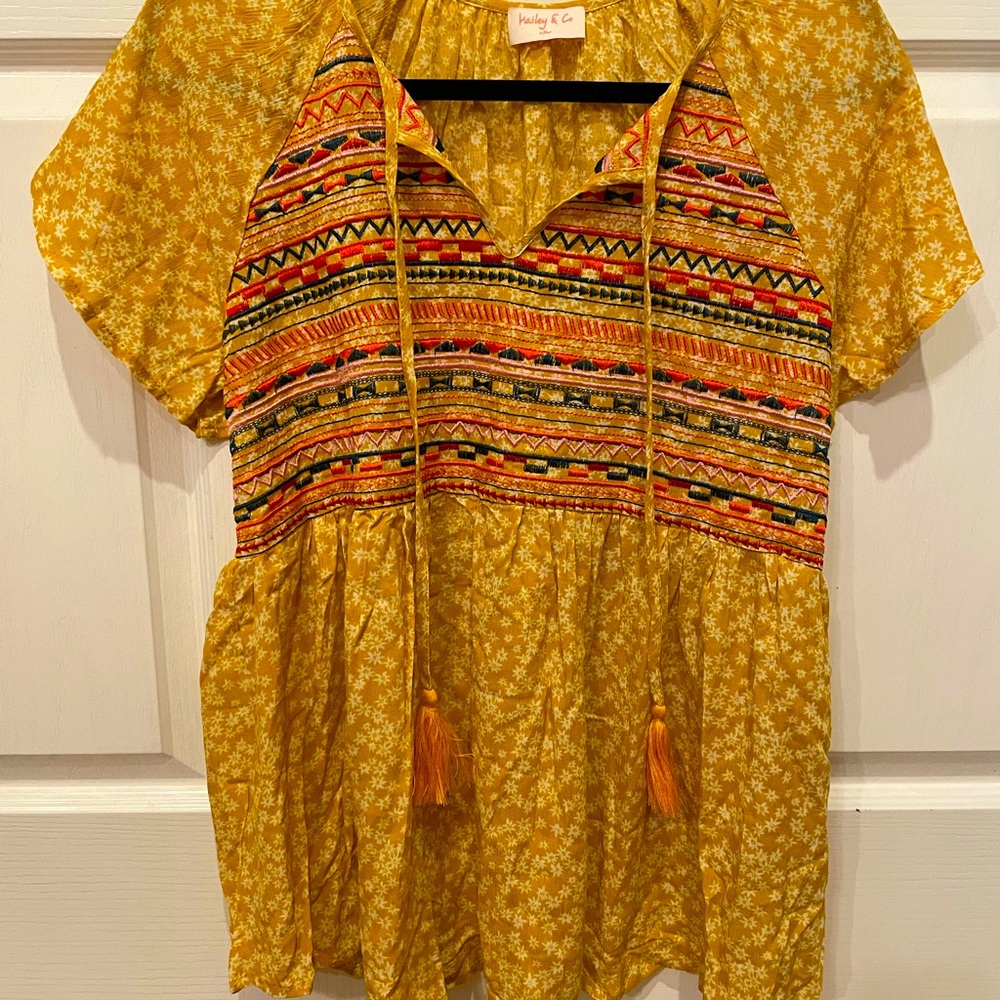 NEW Hailey & Co Boutique short sleeve embroidered summer blouse Womens medium